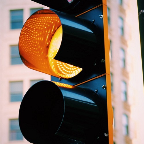 image of a traffic light with the yellow light illuminated